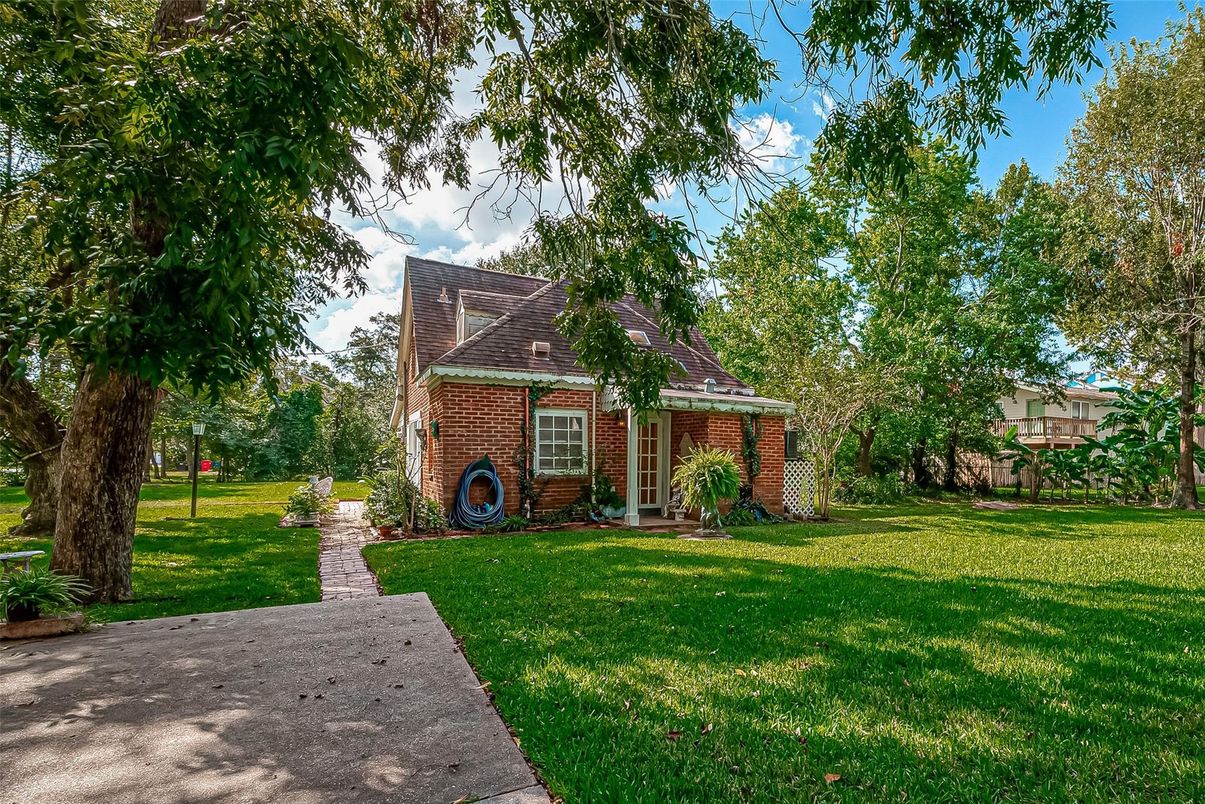 Backyard, Exterior, Facade, Brick Facade, Log Home
