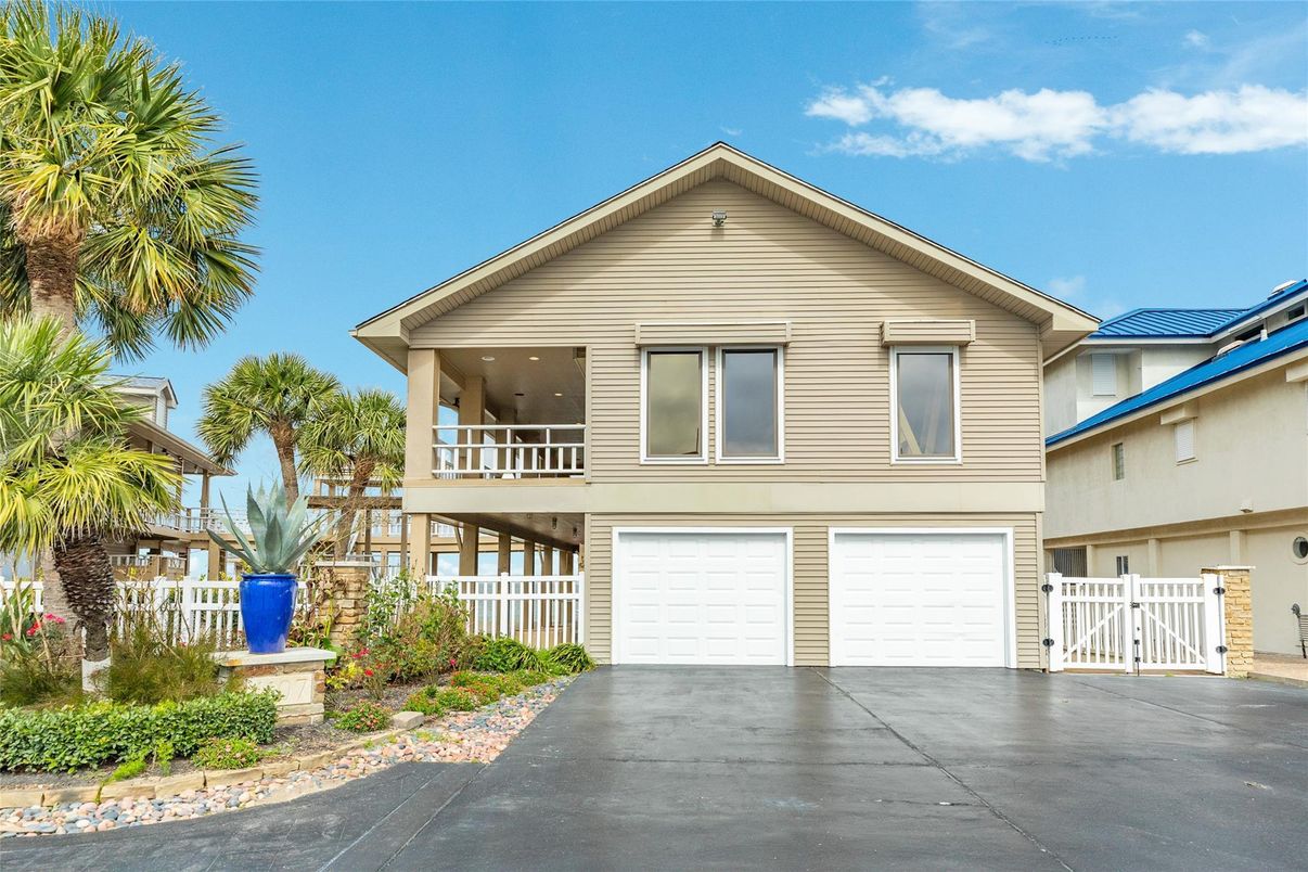 Attached, Exterior, Facade, American Craftsman