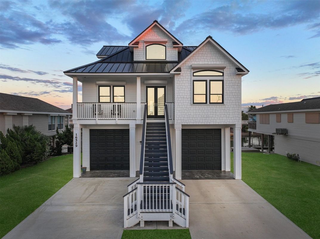 Attached, Exterior, Facade, Queen Anne Victorian