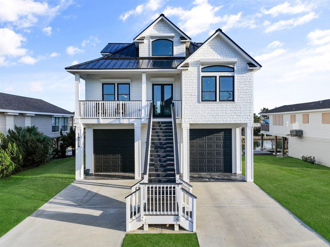Attached, Exterior, Facade, Farmhouse