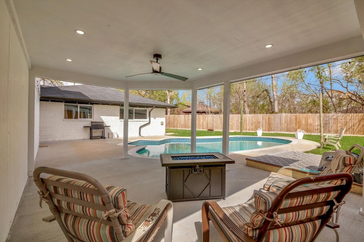 Exterior, Pool, Recessed Lighting