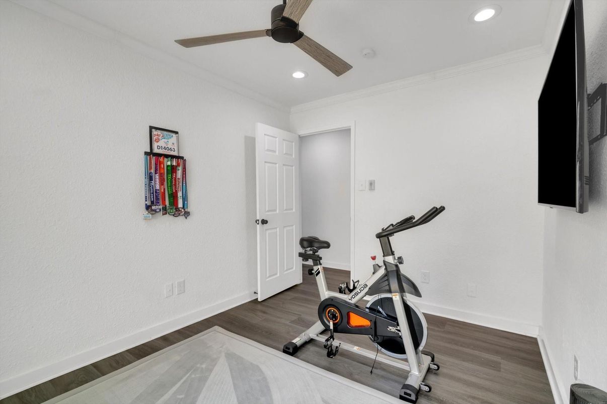 Fitness Equipment, Interior, Recessed Lighting, Wood Texture Flooring
