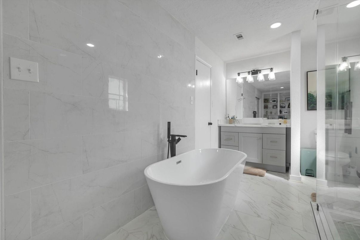 Bathroom, Dual Sink Vanities, Free Standing Baths, Glass Shower, Interior, Marble, Marble Walls, Recessed Lighting