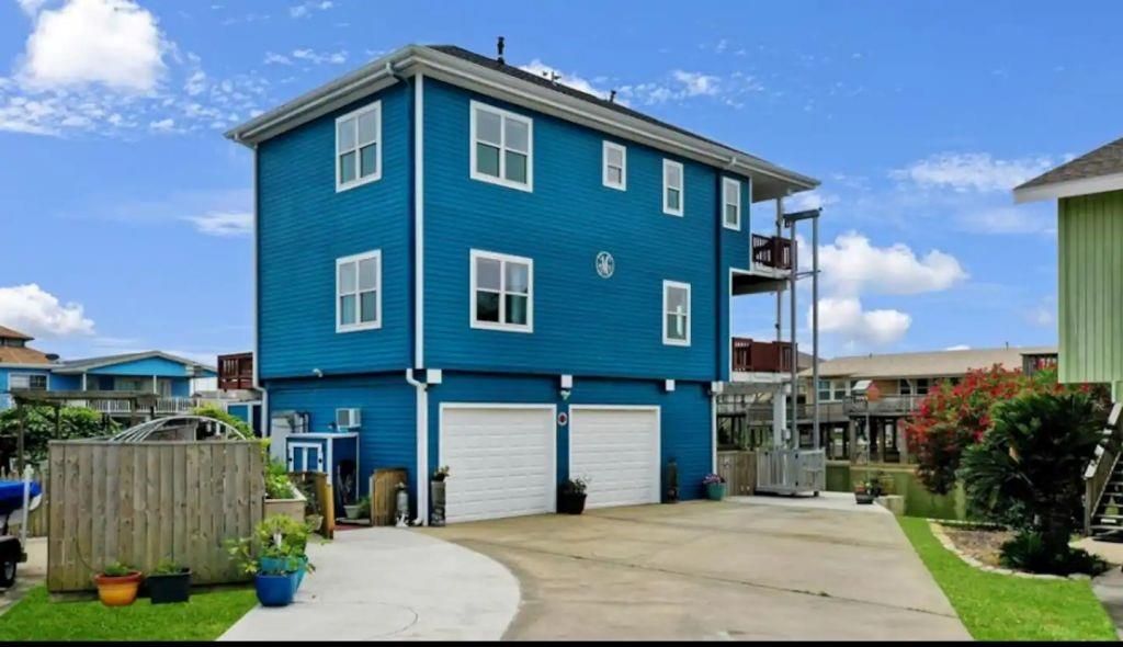 Attached, Exterior, Facade, Rowhouse