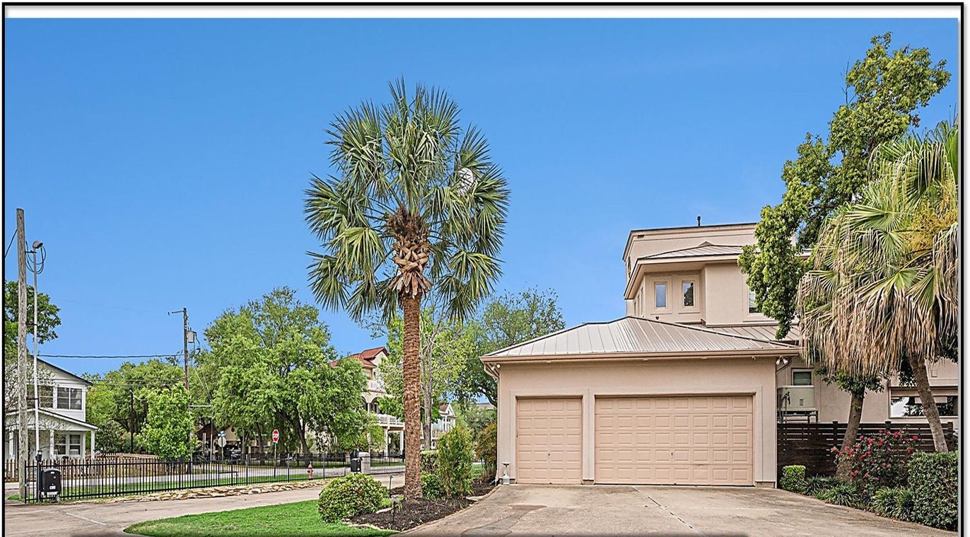 Attached, Exterior, Facade, Mediterranean
