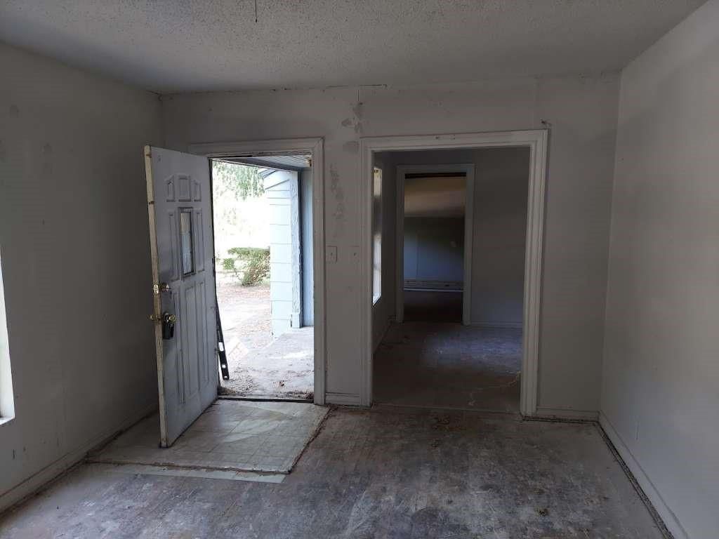 Empty room, Interior