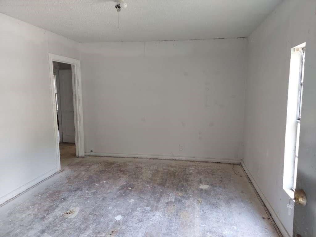 Empty room, Interior