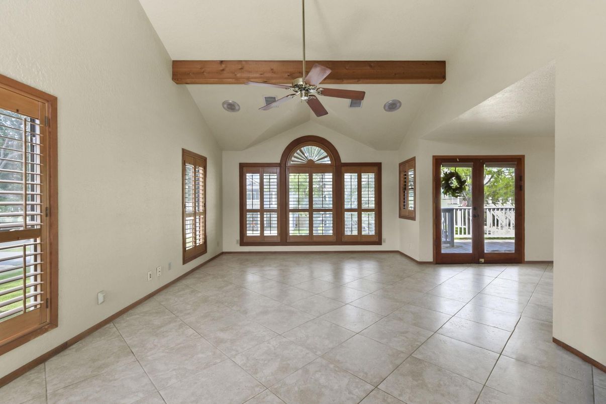 Empty room, Interior, Wooden Beams