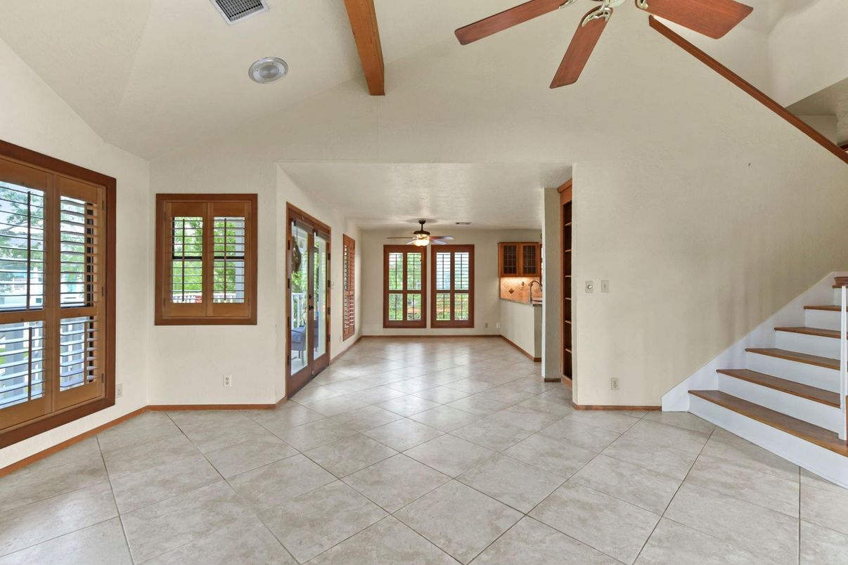 Empty room, Interior, Wooden Beams
