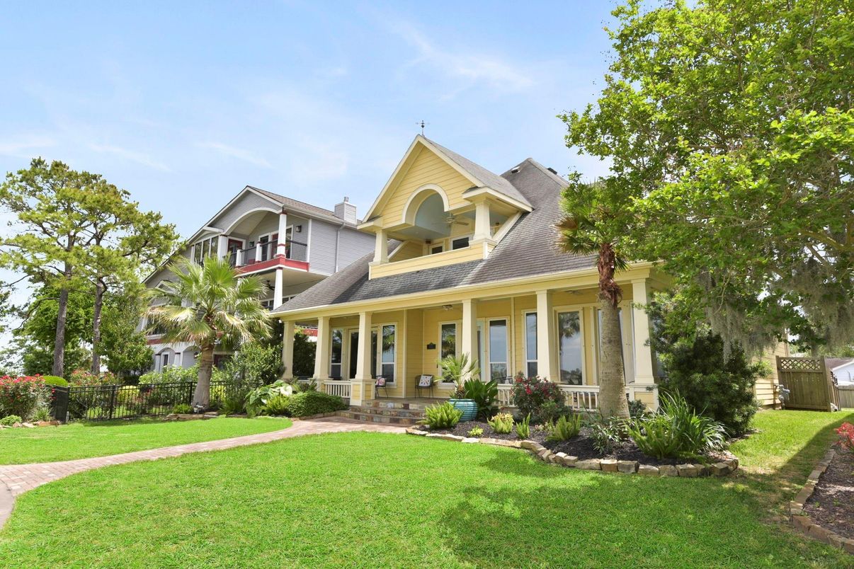 Exterior, Facade, Queen Anne Victorian