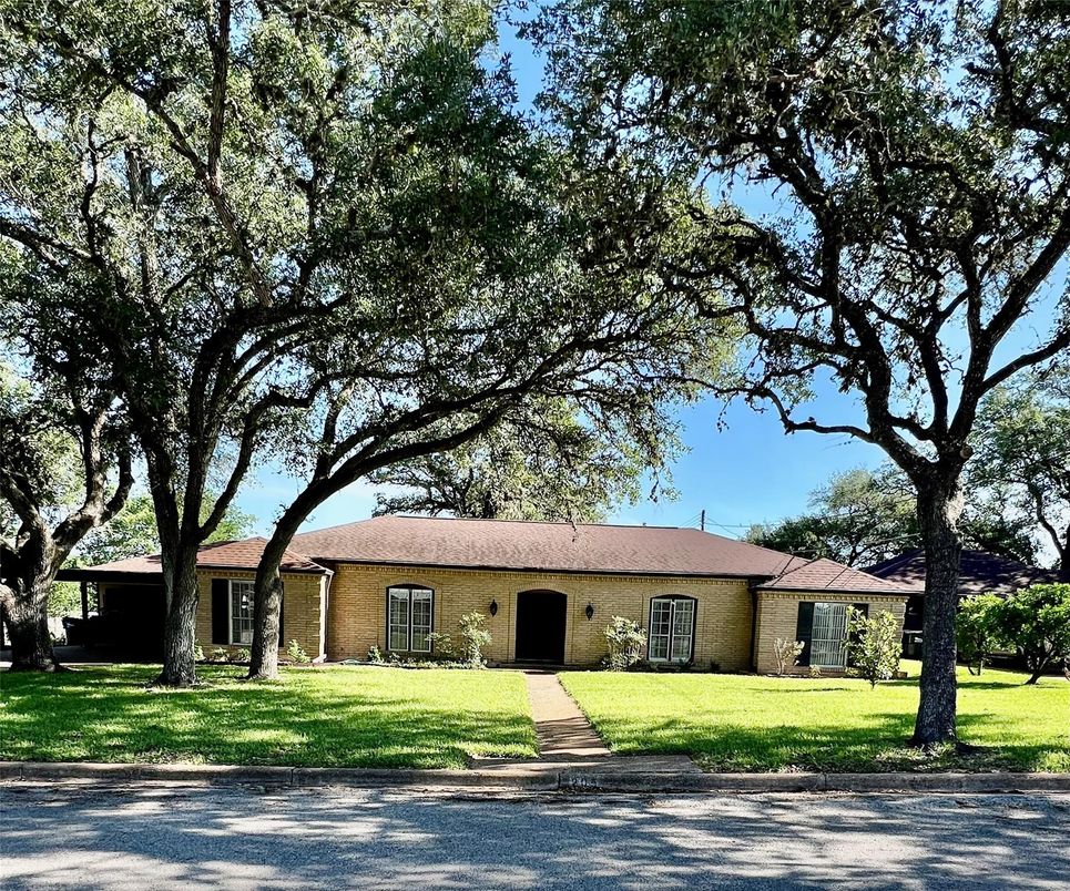 Exterior, Facade, Brick Facade, Ranch