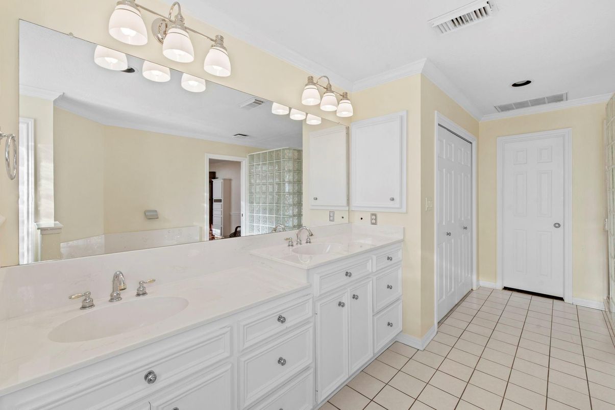 Bathroom, Dual Sink Vanities, Interior
