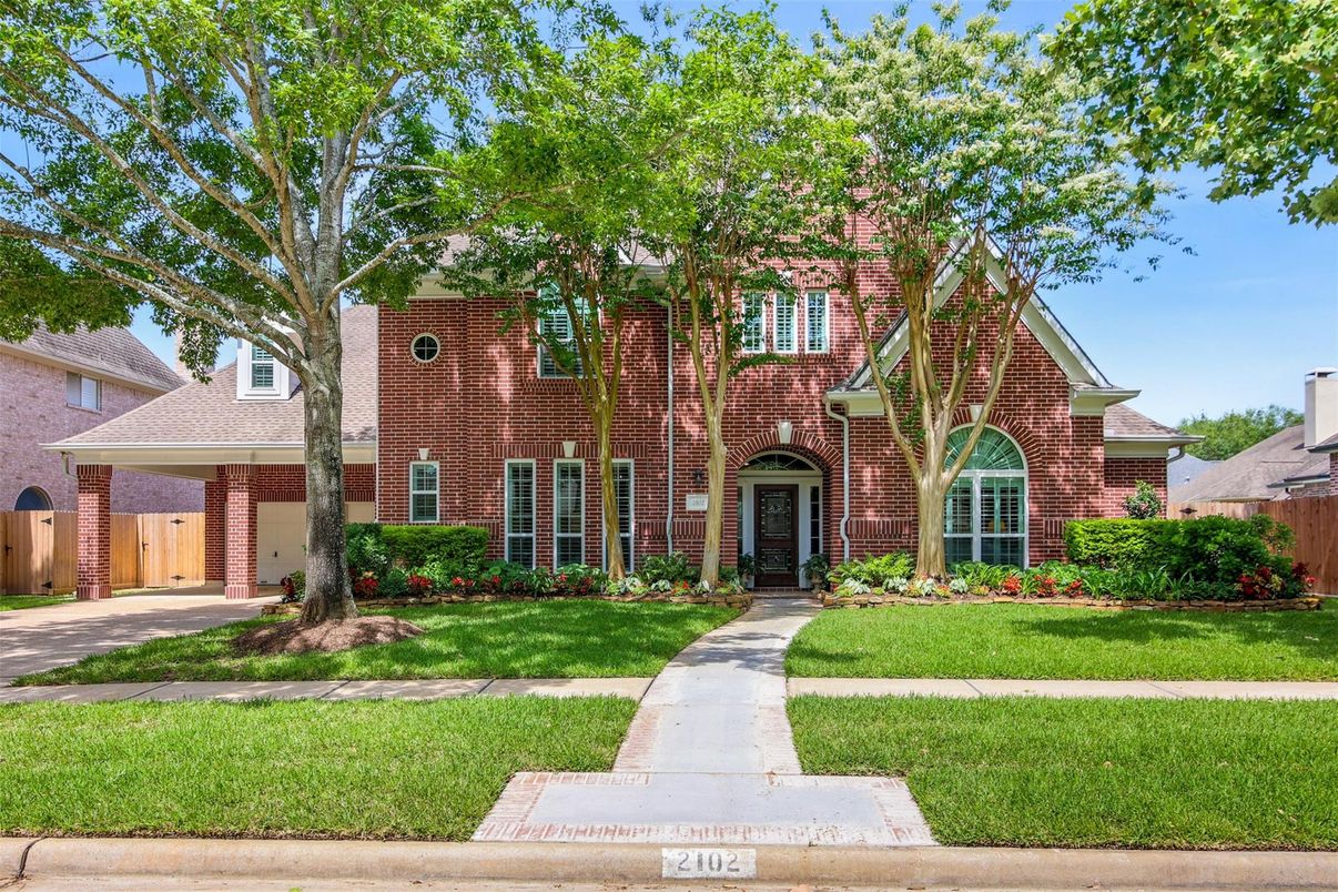Exterior, Facade, Brick Facade, Brick Traditional