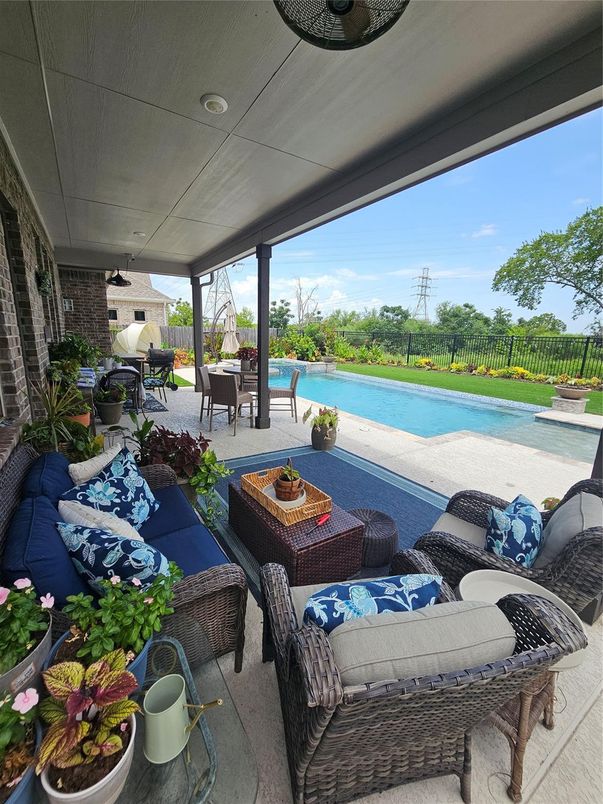 Exterior, Pool, Water