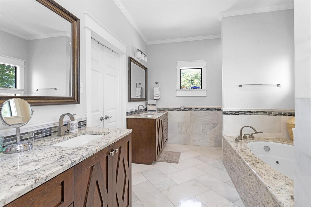 Bathroom, Dual Sink Vanities, Interior