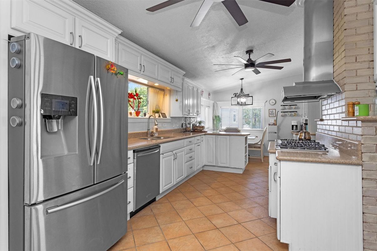 Dining room, Interior, Kitchen, Stainless Steel Appliances