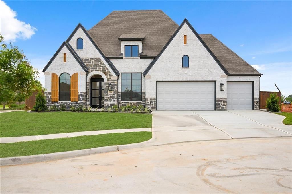 Attached, Exterior, Facade, Brick Traditional
