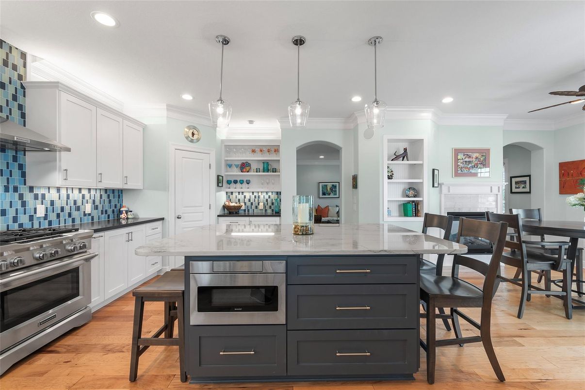 Dining room, Interior, Kitchen, Pendant Lights, Recessed Lighting, Stainless Steel Appliances, Wood Texture Flooring