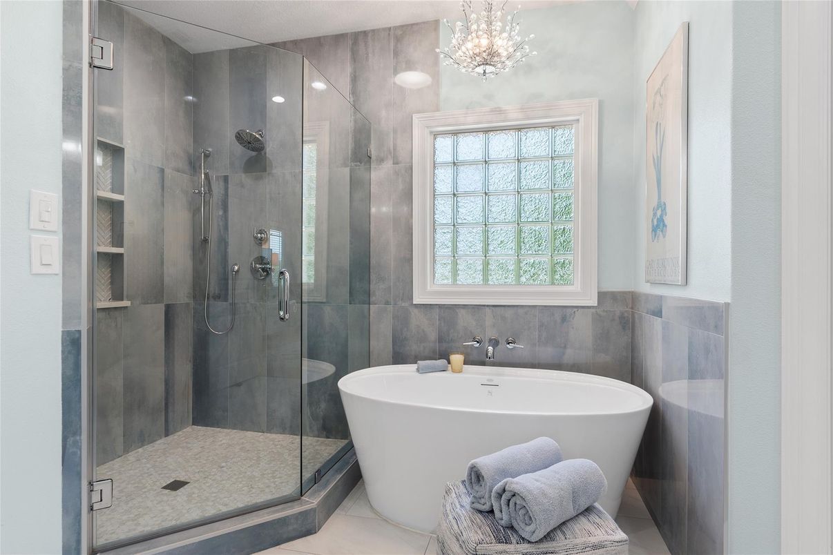 Bathroom, Free Standing Baths, Glass Shower, Interior, Pendant Lights