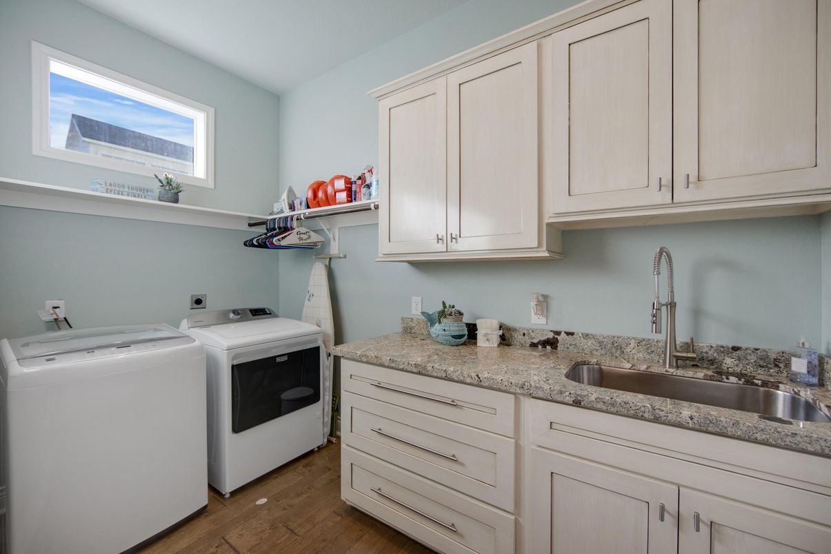 Interior, Washer, Wood Texture Flooring
