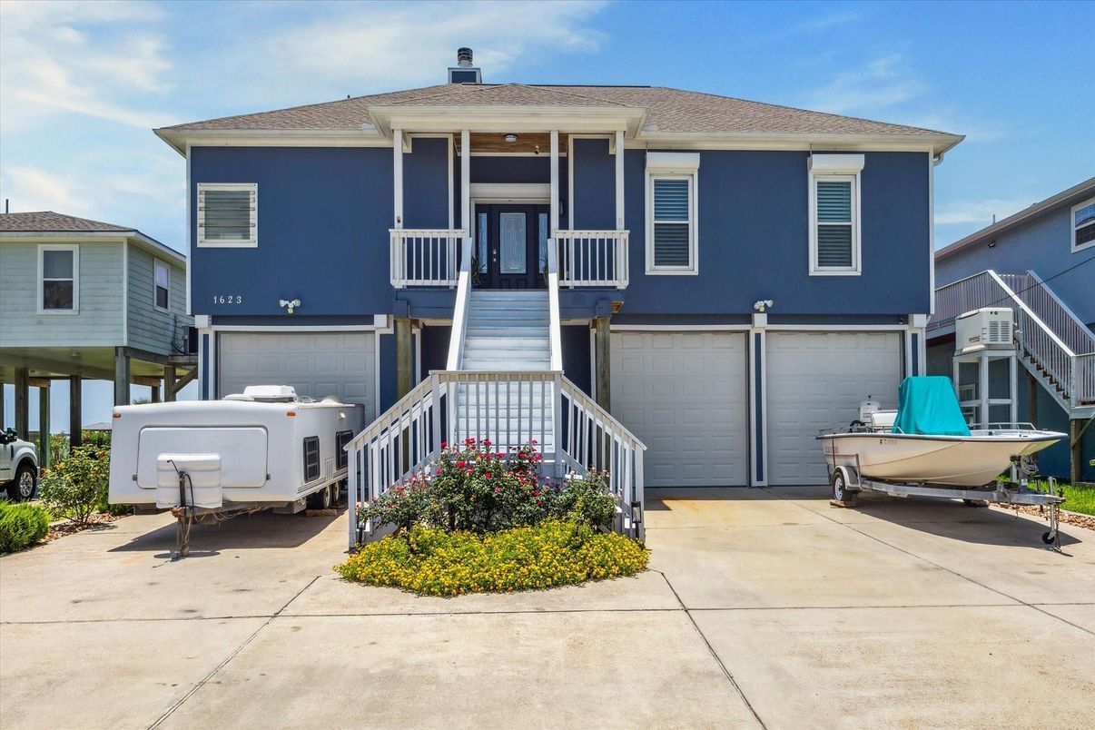 Attached, Exterior, Facade, Raised Ranch