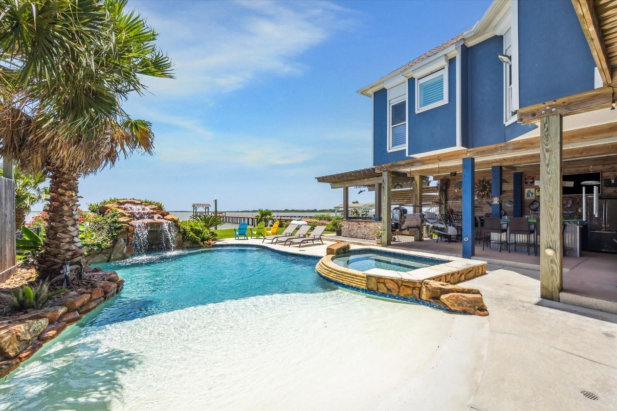 Exterior, Pool