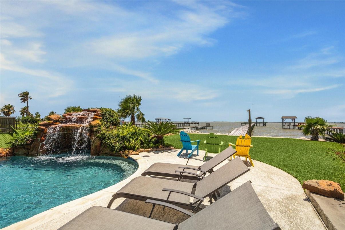 Exterior, Pool, Water