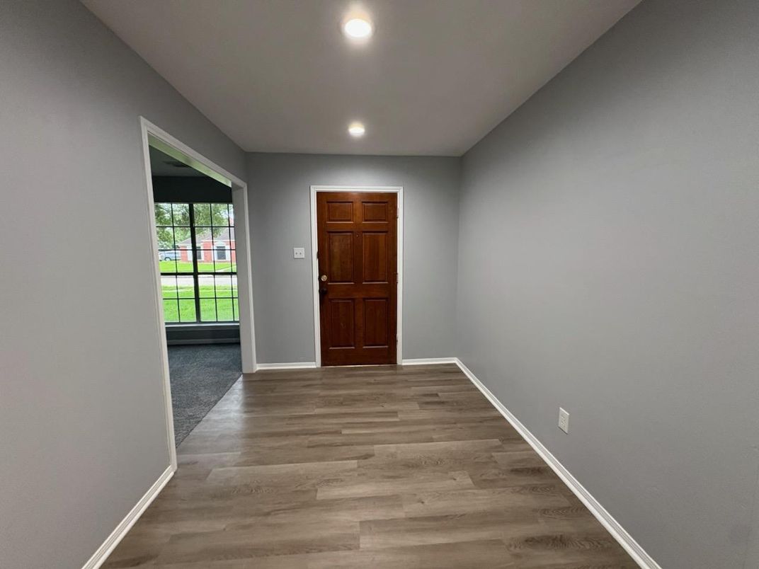 Interior, Recessed Lighting, Wood Texture Flooring