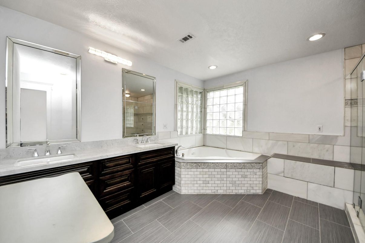Bathroom, Dual Sink Vanities, Interior, Recessed Lighting