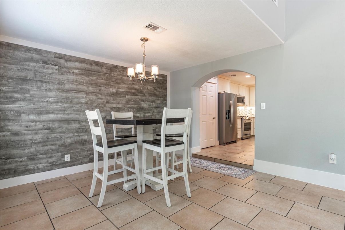 Chandelier, Dining room, Interior, Kitchen, Pendant Lights, Stainless Steel Appliances