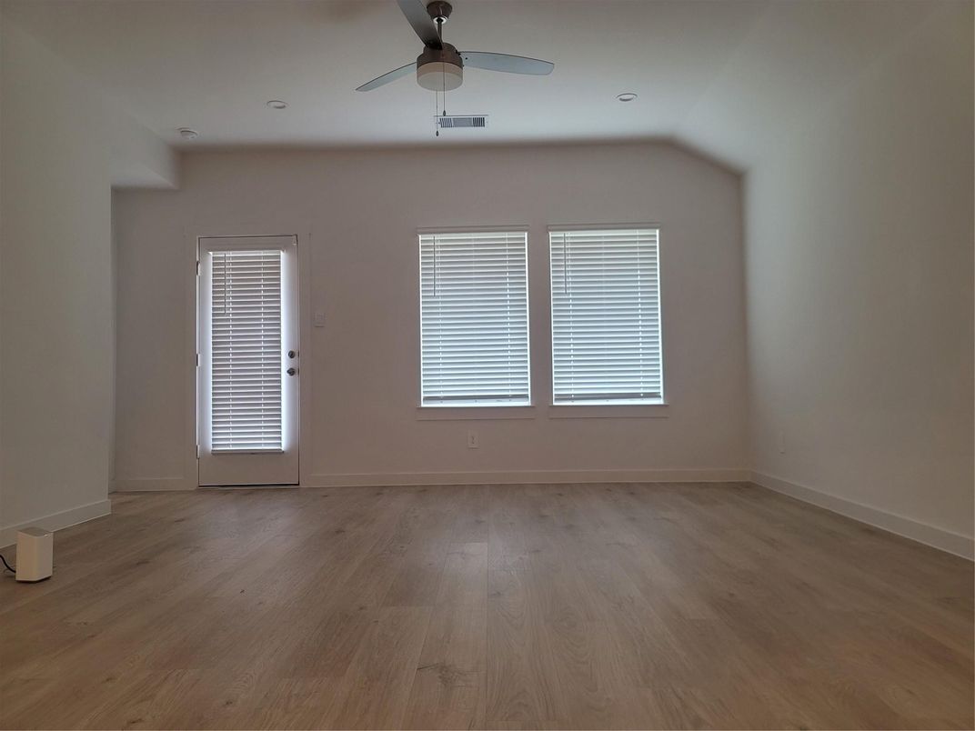 Empty room, Interior