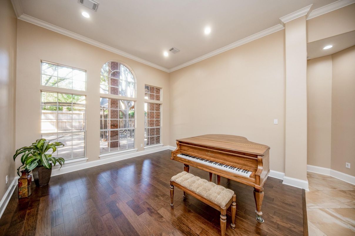 Interior, Piano, Recessed Lighting, Wood Texture Flooring