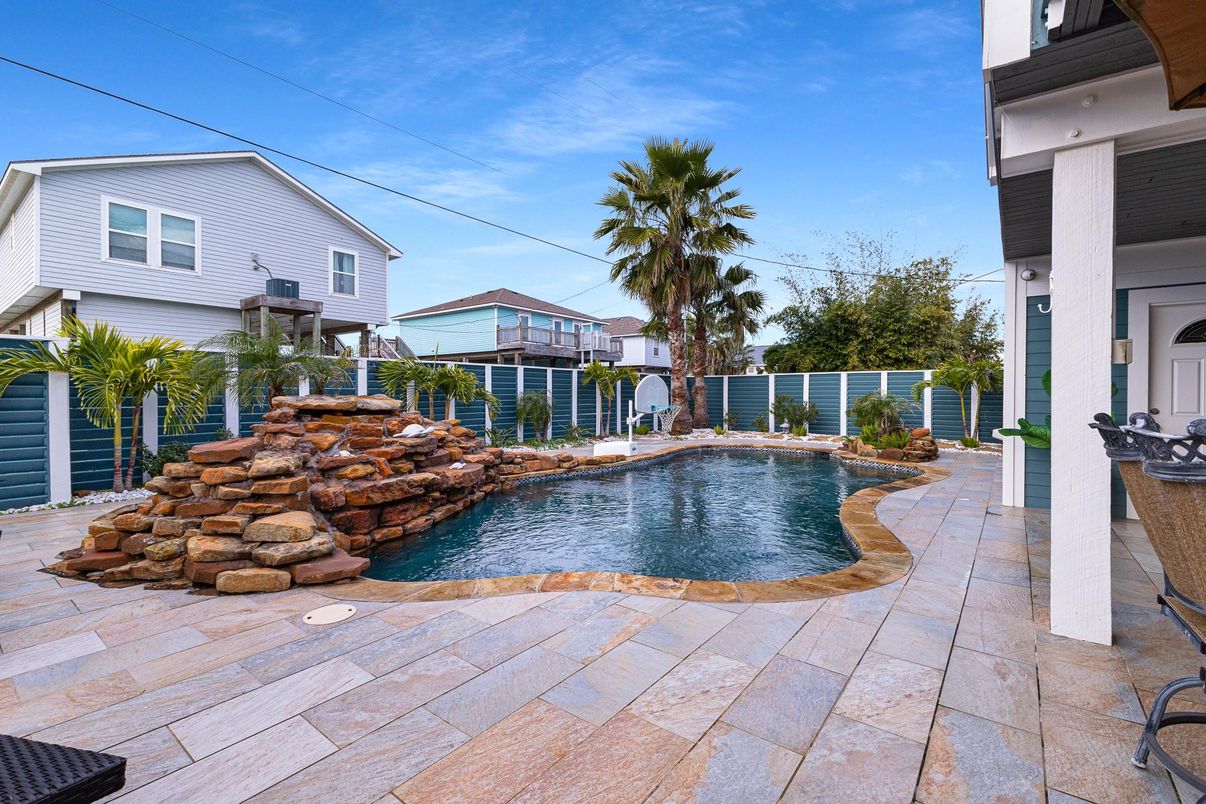 Exterior, Pool
