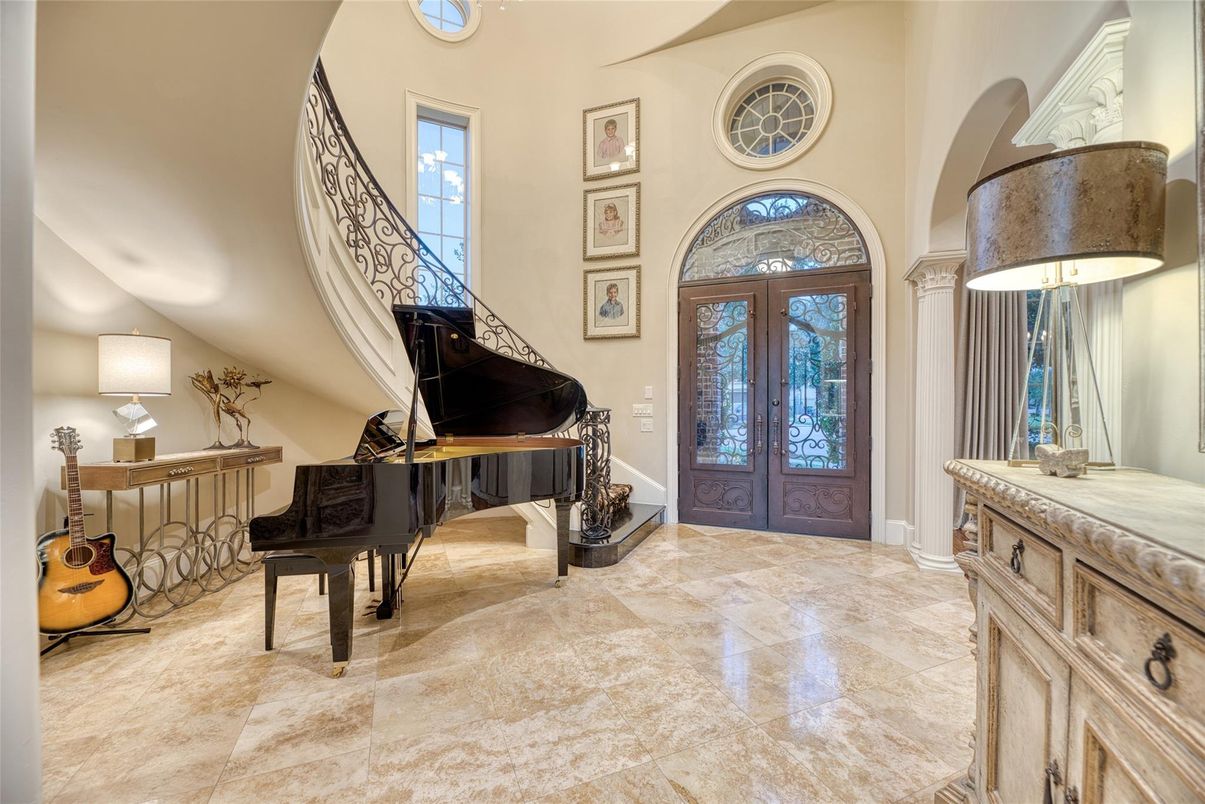 Interior, Piano