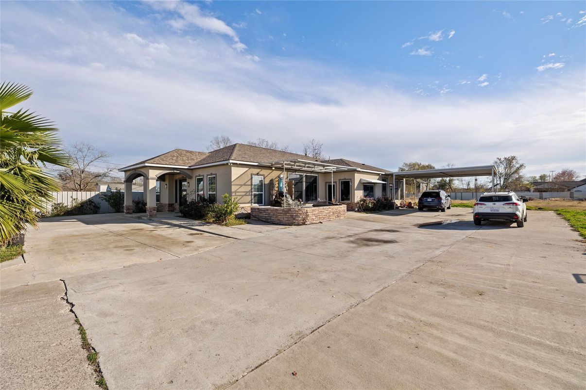 Backyard, Exterior, Facade, Ranch