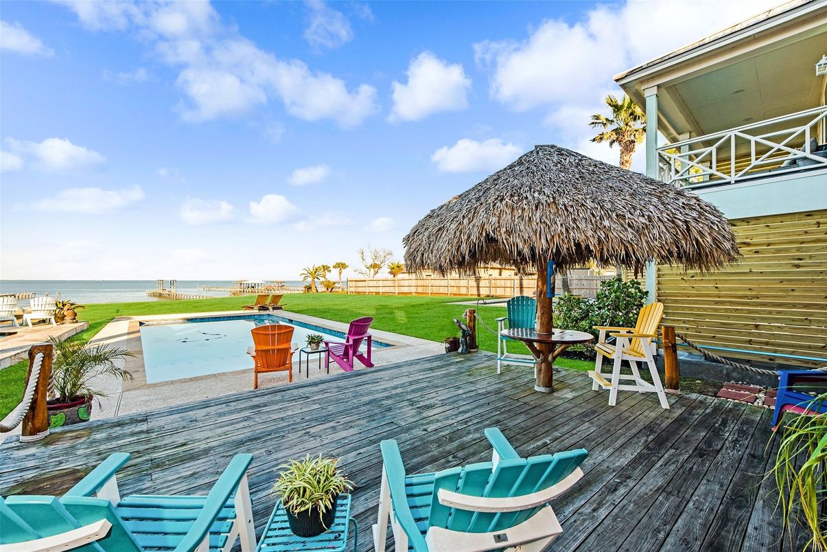 Exterior, Pool, Water