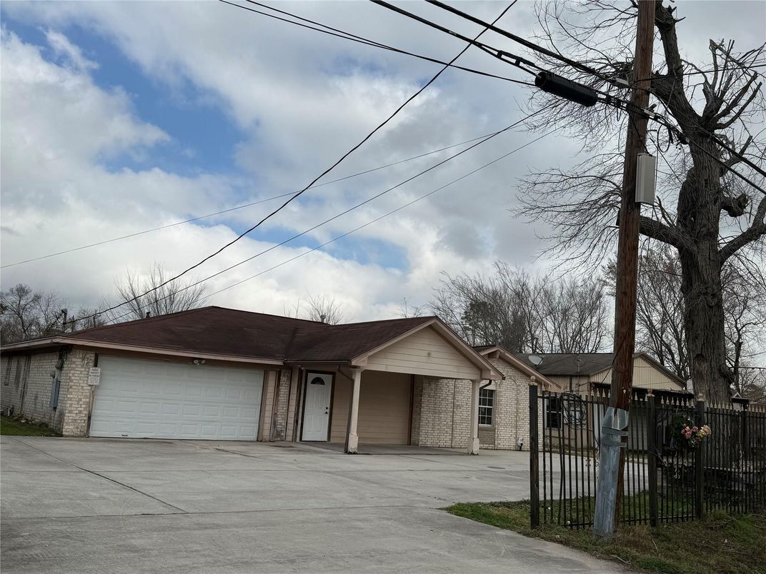 Attached, Exterior, Facade, Ranch