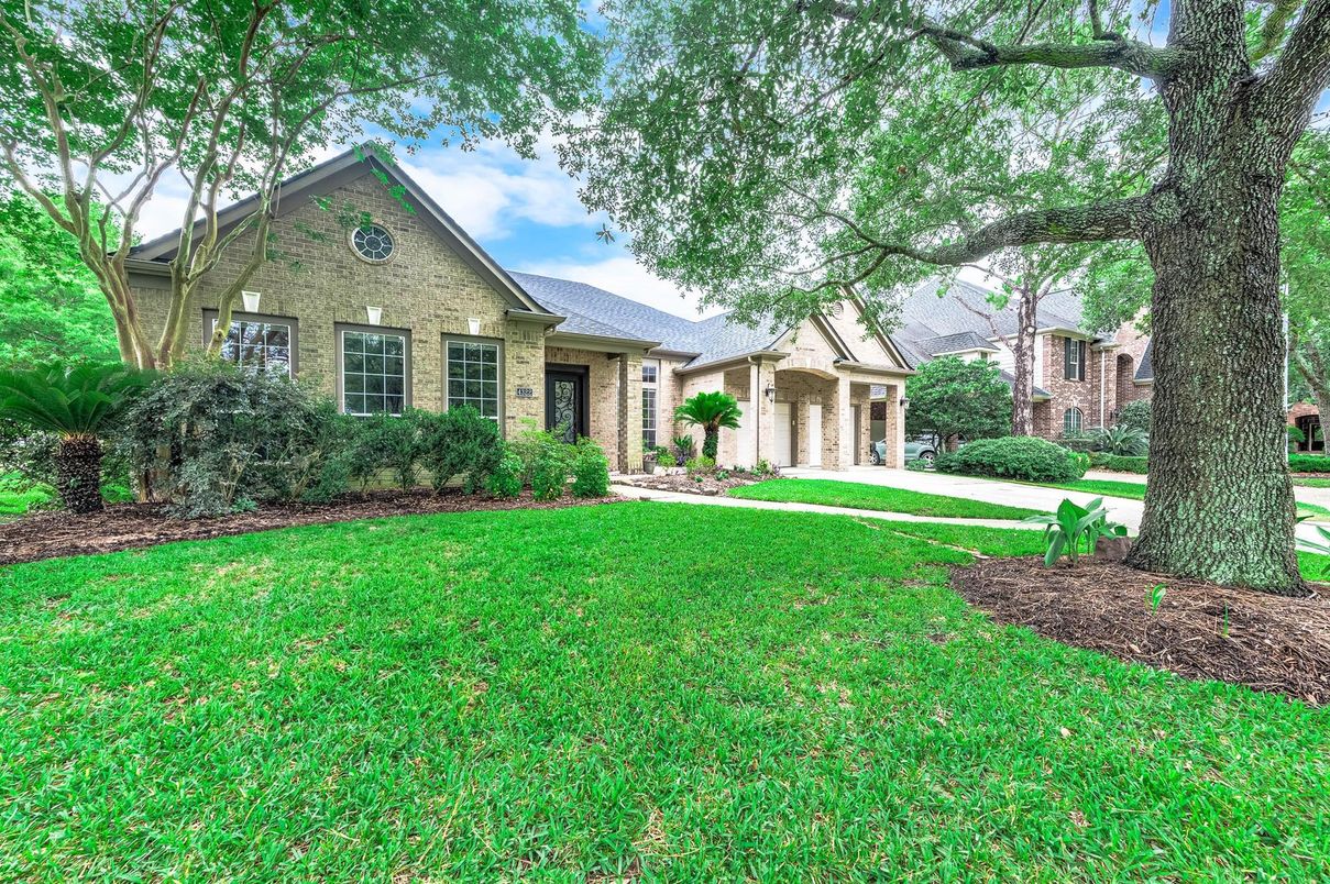 Backyard, Exterior, Facade, Brick Facade, Brick Traditional