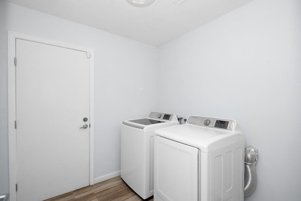 Interior, Washer, Wood Texture Flooring