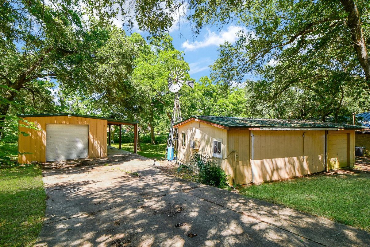 Backyard, Detached Garage, Exterior