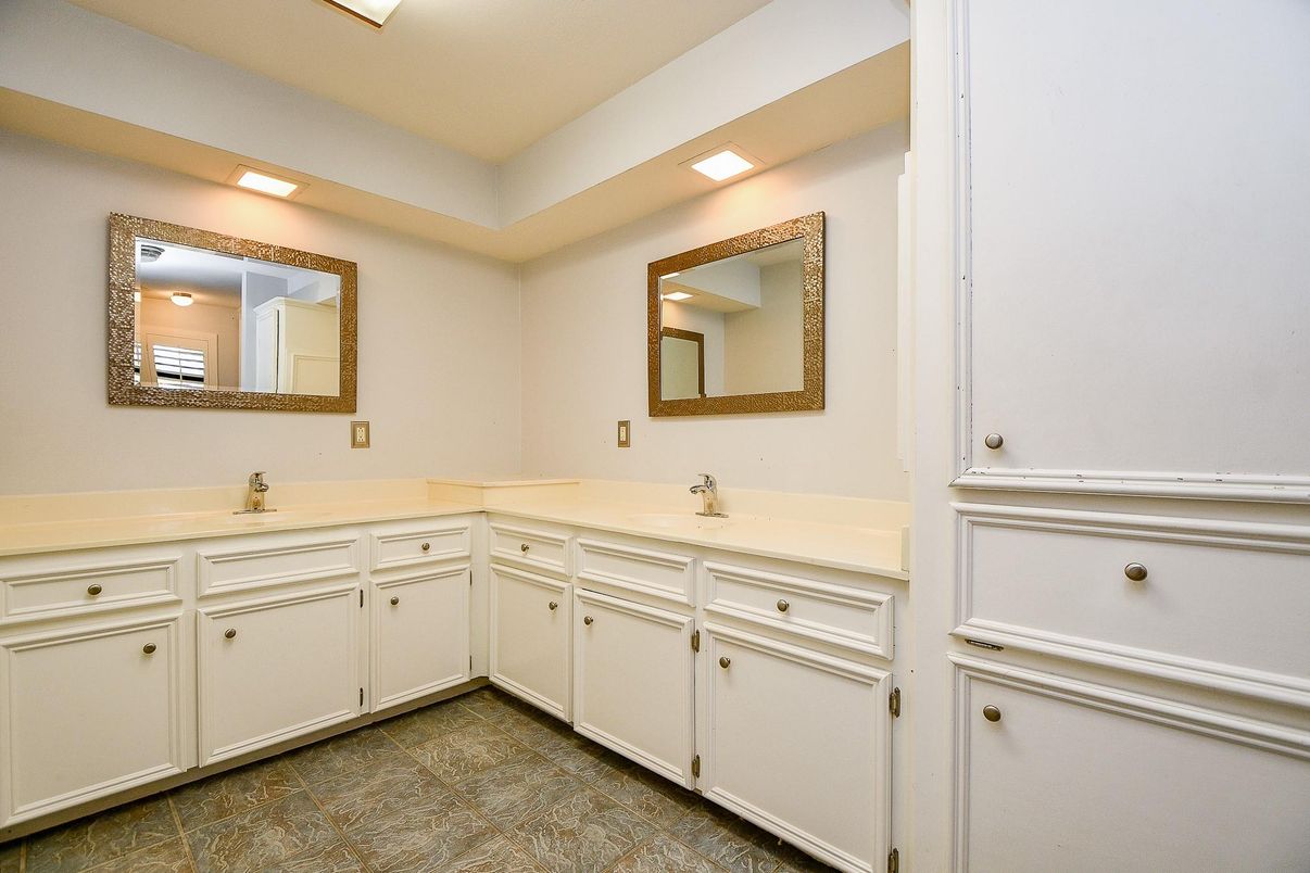 Bathroom, Dual Sink Vanities, Interior, Recessed Lighting