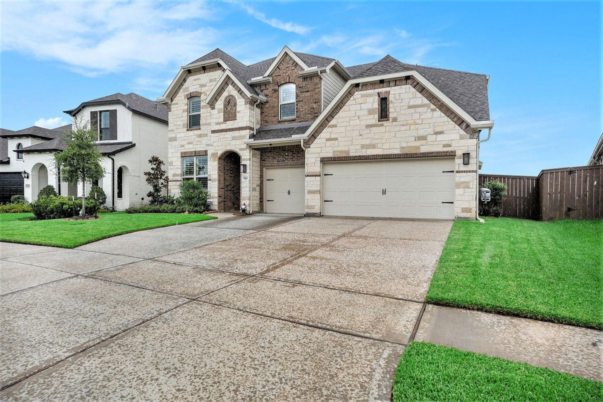 Attached, Exterior, Facade, Brick Traditional