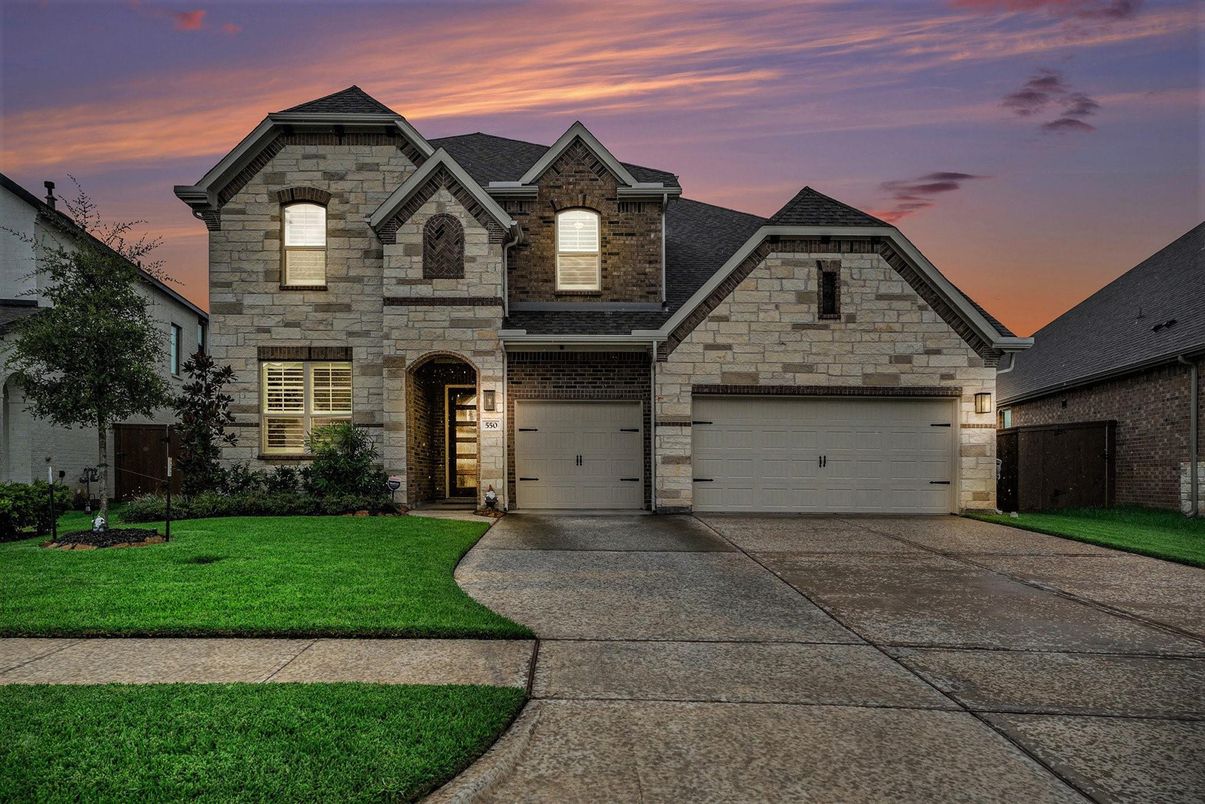 Attached, Exterior, Facade, Brick Traditional