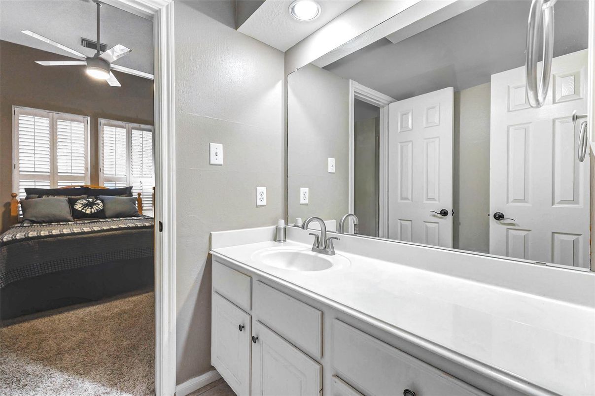 Bathroom, Dual Sink Vanities, Interior, Recessed Lighting