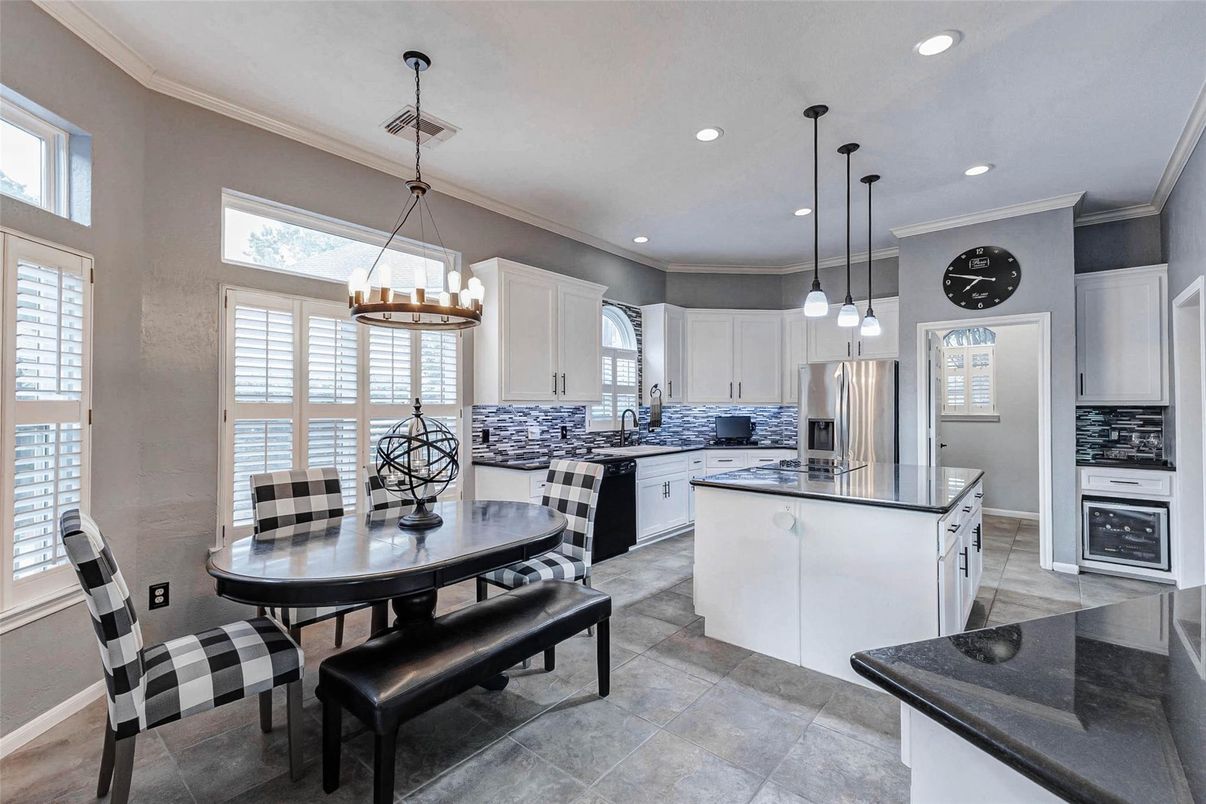 Dining room, Interior, Kitchen, Pendant Lights, Recessed Lighting, Stainless Steel Appliances