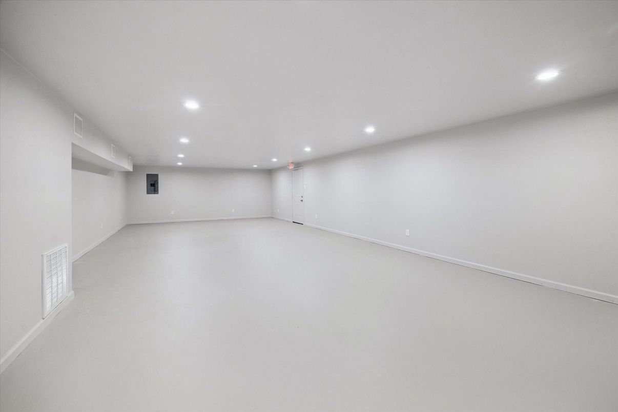 Empty room, Interior, Recessed Lighting