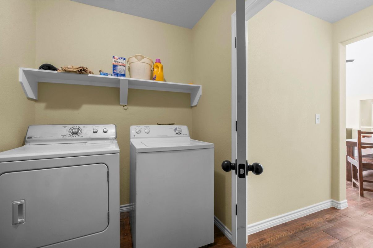 Interior, Washer, Wood Texture Flooring