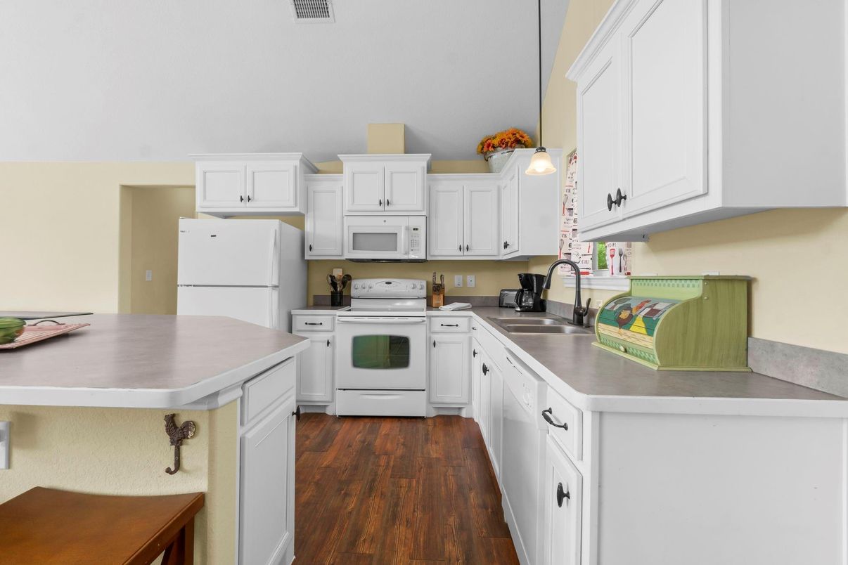 Interior, Kitchen, Pendant Lights, Wood Texture Flooring
