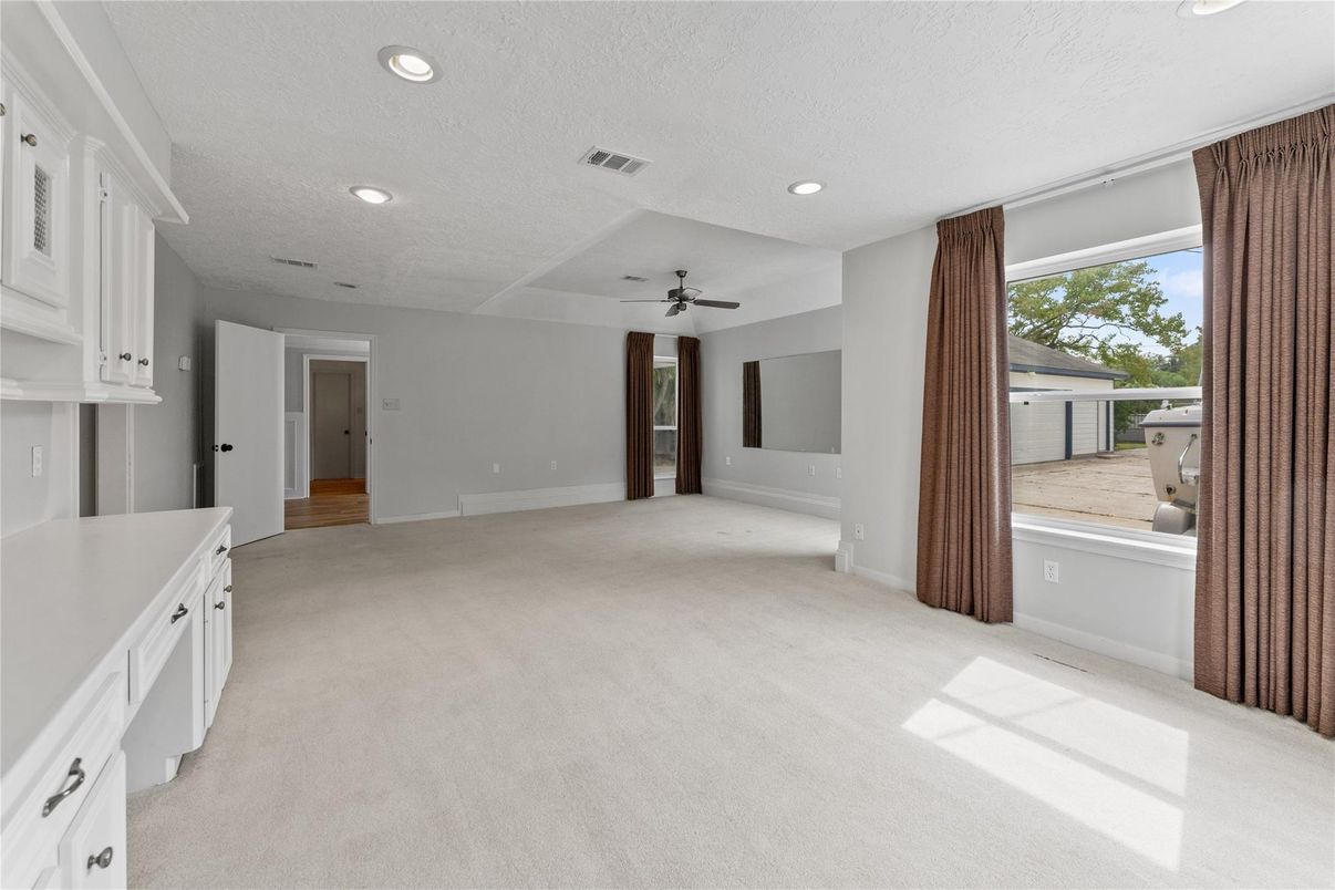 Empty room, Interior, Recessed Lighting