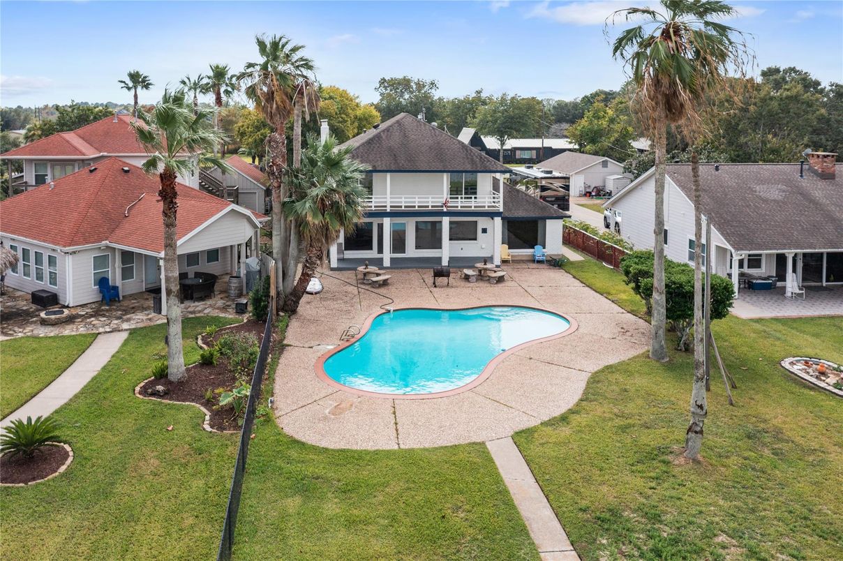 Exterior, Pool